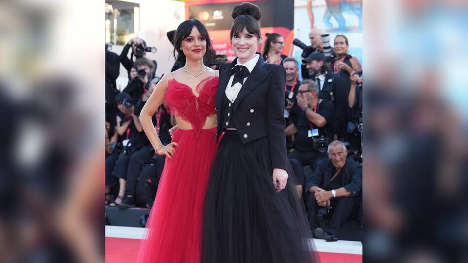 Winona Ryder und Jenna Ortega auf dem roten Teppich in Venedig.