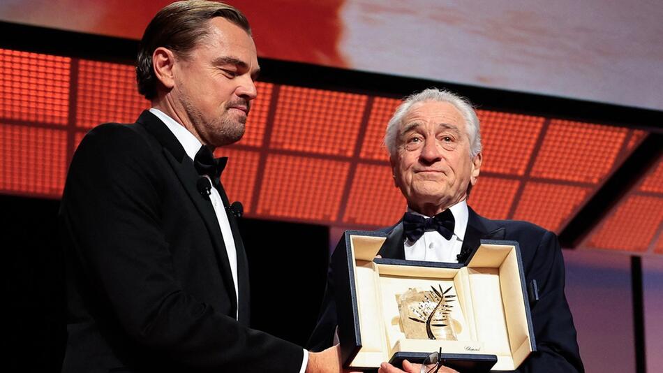 Scorseses Musen unter sich: Leonardo DiCaprio darf Robert De Niro Ehrenpreis übergeben.