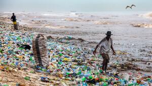 Plastikmüll an einem Strand in Ghana
