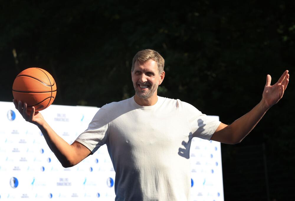 Nowitzki und Dallas Mavericks eröffnen einen Basketball-Platz