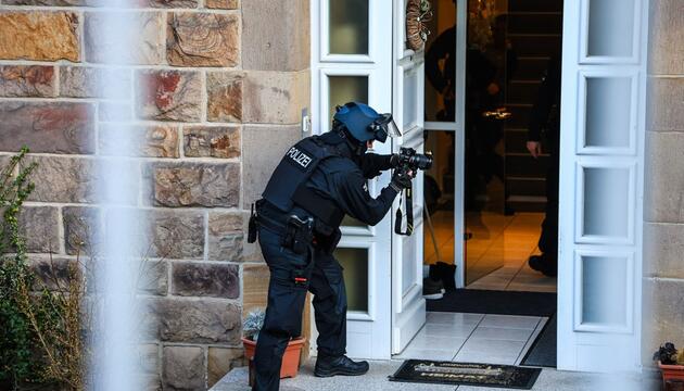 Polizei und Finanzbeamte durchsuchen Villen in Iserlohn