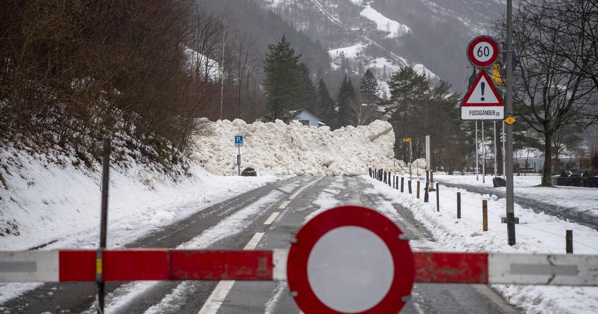 Strassen verschüttet: Hohe Lawinengefahr in der Schweiz | GMX.CH