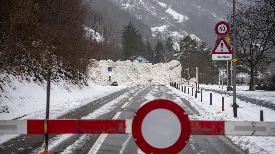 Lawine blockiert Kantonstrasse in der Schweiz