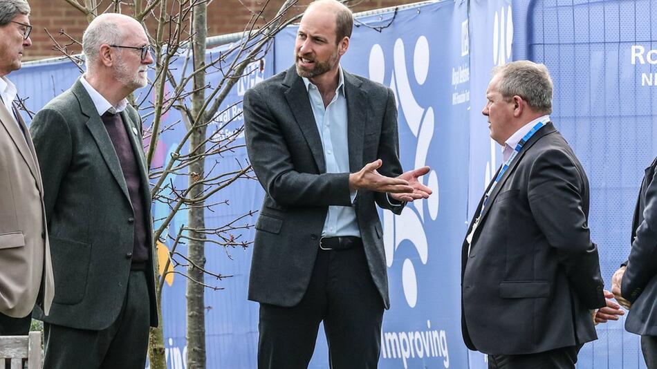 Prinz William auf den Grünflächen des Royal Berkshire Hospitals in Reading.