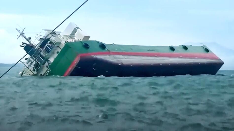 Alle Crewmitglieder gerettet: Frachtschiff kentert vor Küste der Philippinen
