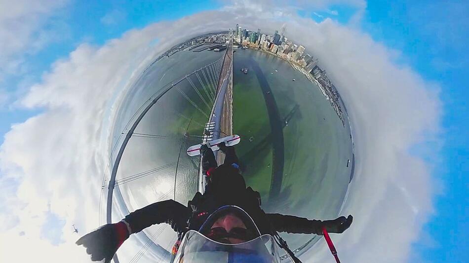 Krasser Stunt: Extremsportler surft über Kabel der Bay Bridge in San Francisco