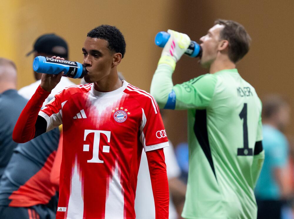 Jamal Musiala (l) und Manuel Neuer