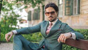 Mann mit Sonnenbrille sitzt auf Parkbank