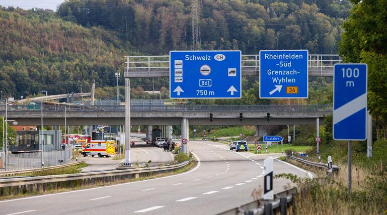 Polizei prüft Auto auf Sprengstoff