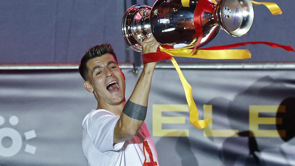 Spaniens Europameister-Kapitän Alvaro Morata feiert mit dem EM-Pokal in Madrid