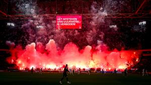 Ajax-Fans zünden Pyrotechnik