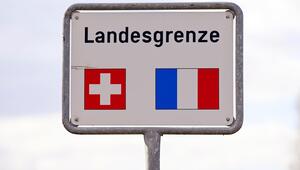 Schild Landesgrenze mit Flaggen Schweiz, Frankreich, Europa