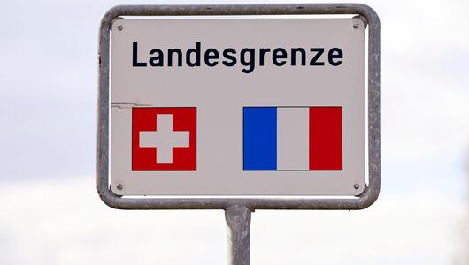 Schild Landesgrenze mit Flaggen Schweiz, Frankreich, Europa