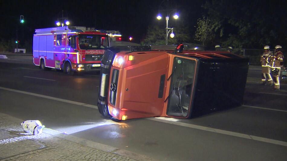 SUV kippt nahe Brandenburger Tor auf Strasse des 17. Juni um