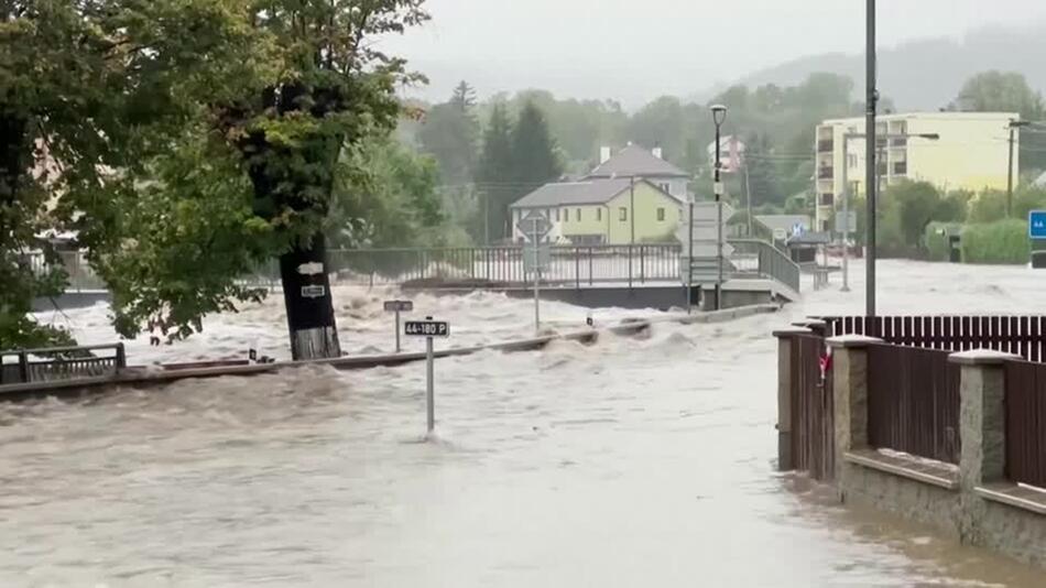 Hochwasser setzt Gemeinden in Tschechien und Rumänien unter Wasser, ein Toter in Polen