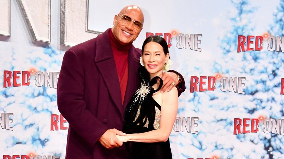 Dwayne Johnson und Lucy Liu posierten am 3. November in Berlin zur Premiere von "Red One ...