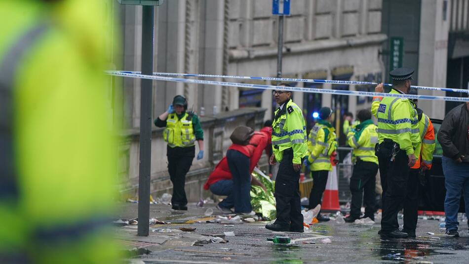 Siegerparade in Liverpool - Auto fährt in Menschenmenge