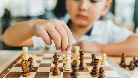 Kind spielt Schach