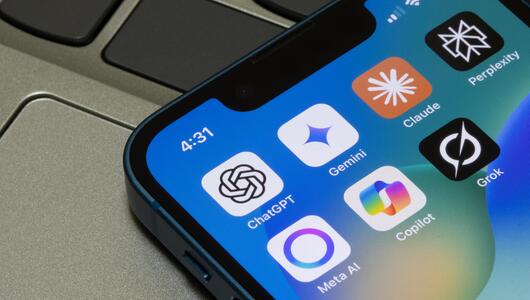 Logos mehrerer KI-Chatbots