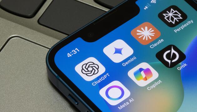 Logos mehrerer KI-Chatbots