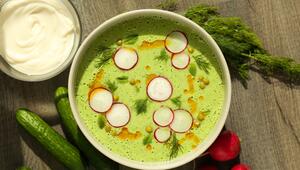 Eine kalte Ayran-Gurken-Suppe steht auf einem Tisch