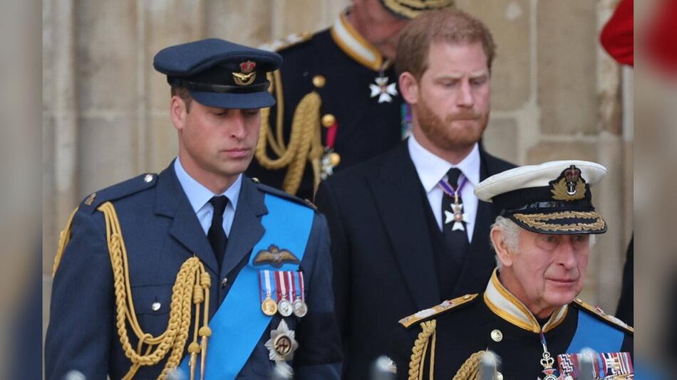 Das Verhältnis scheint komplett zerrüttet: Prinz William (l.), Prinz Harry und König Charles III.