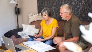 Senioren gehen Unterlagen durch