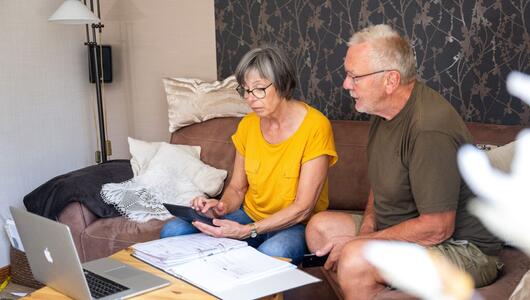 Senioren gehen Unterlagen durch