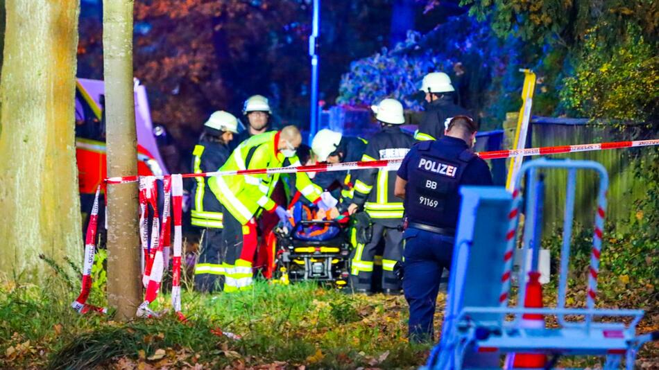 SUV fährt in Fussgängergruppe - Frau tot