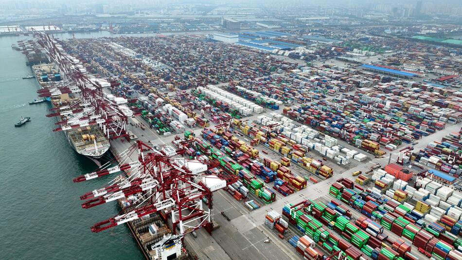 Container-Terminal im Hafen von Qingdao