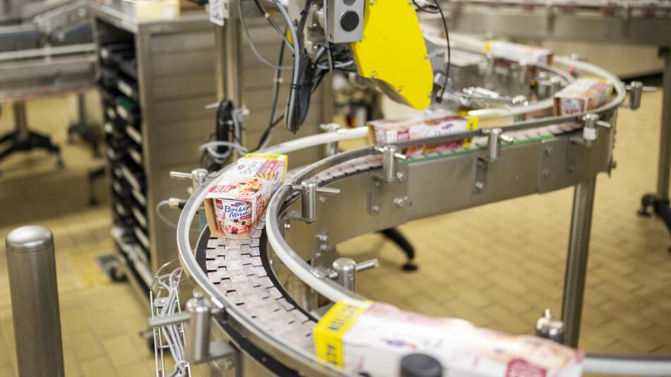 Im Bild werden abgefüllte Birchermüesli auf einer Förderanlage transportiert.