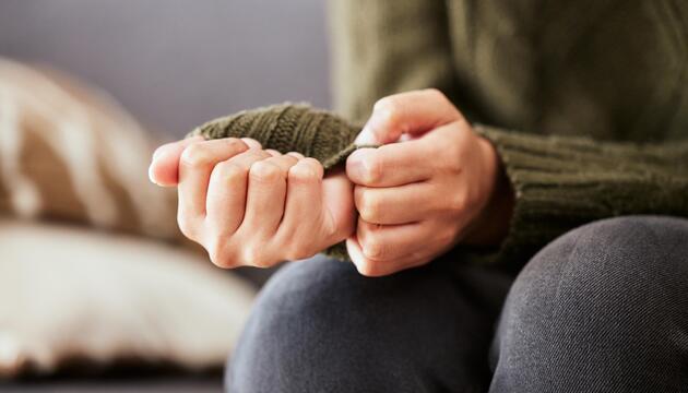 Hände zupfen am Ärmel