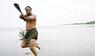 Maori-Mann performt Haka Powhiri am Strand