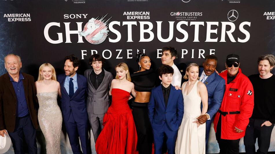Alte und neue "Ghostbusters" bei der "Frozen Empire"-Premiere in New York zusammen auf dem roten ...