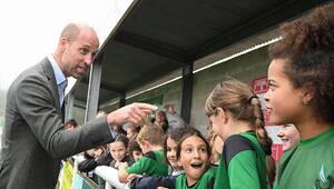 Prinz William mit Jugendspielern des Mousehole AFC.