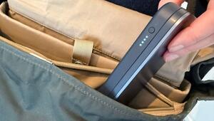 Mann steckt eine Powerbank in seinen Rucksack