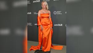 Pamela Anderson wählte für die amfAR-Gala in Venedig eine Signalfarbe.