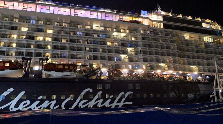 Kreuzfahrtschiff stösst mit Containerschiff zusammen