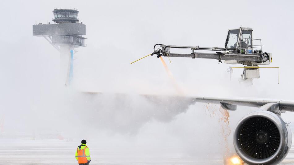 Ein Flugzeug wird vor dem Start enteist