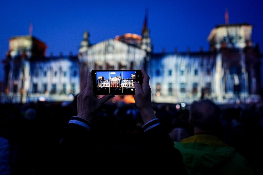 30 Jahre nach Verhüllung - Reichstag wird angestrahlt