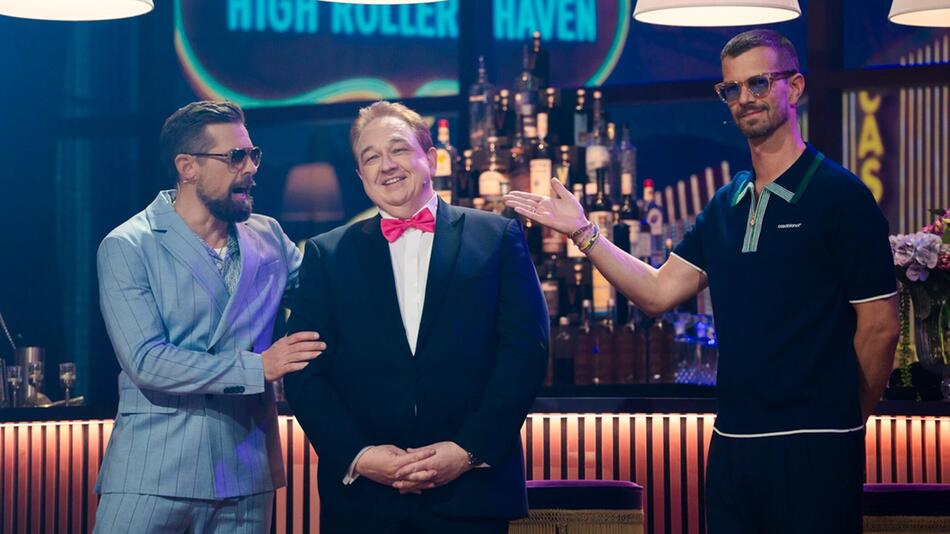 Klaas Heufer-Umlauf (l.) und Joko Winterscheidt mit Quizmaster Oliver Kalkofe (m.).