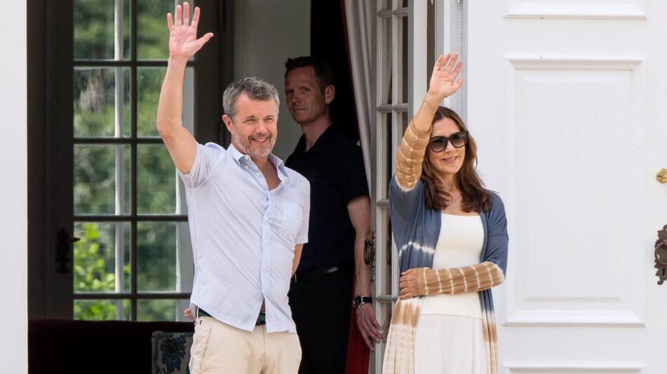 König Frederik X. von Dänemark und Königin Mary von Dänemark im Schlosshof ihrer Sommerresidenz.