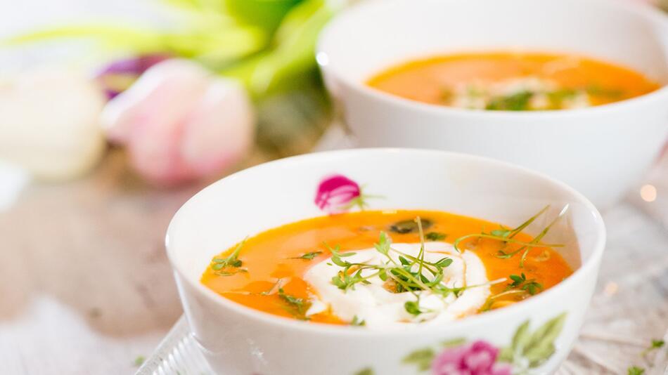 Schmand auf einer Karotten-Ingwer-Suppe