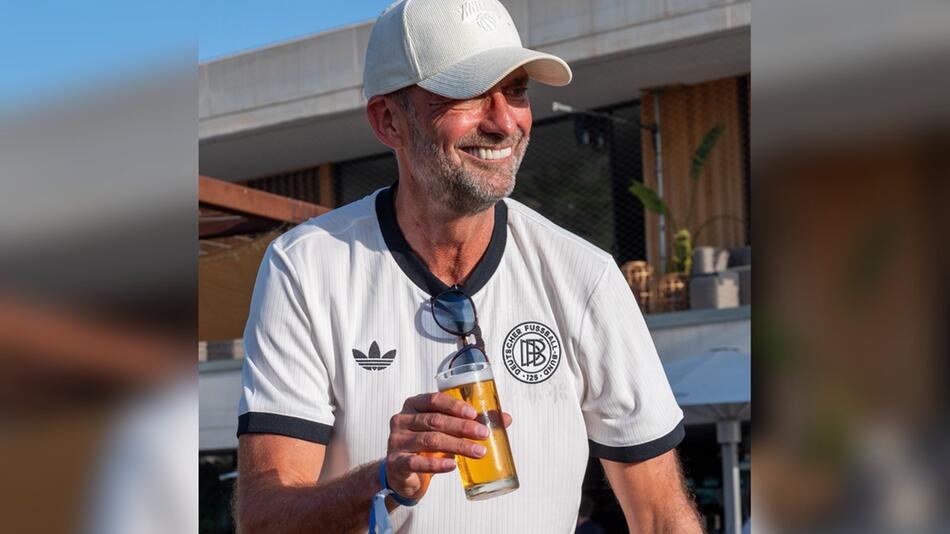 Cooles Grinsen, kühles Bierchen und nebenbei Tennis: Jürgen Klopp bei den Mallorca Championships ...