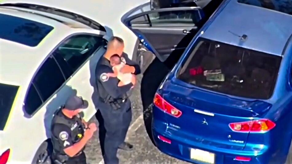 Baby bei 43 Grad in Auto – Polizisten in Kalifornien schlagen Scheibe ein