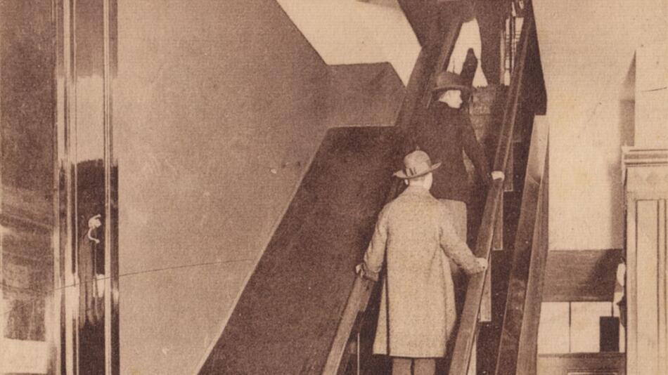 Erste deutsche Rolltreppe im Kölner Kaufhaus Tietz