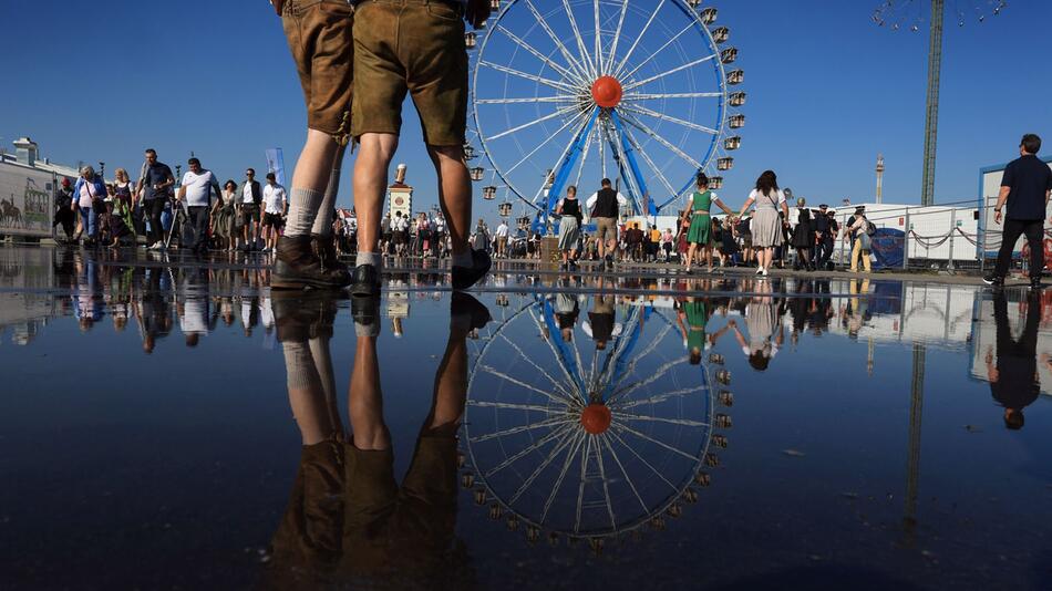 Oktoberfestbesucher und das Riesenrad