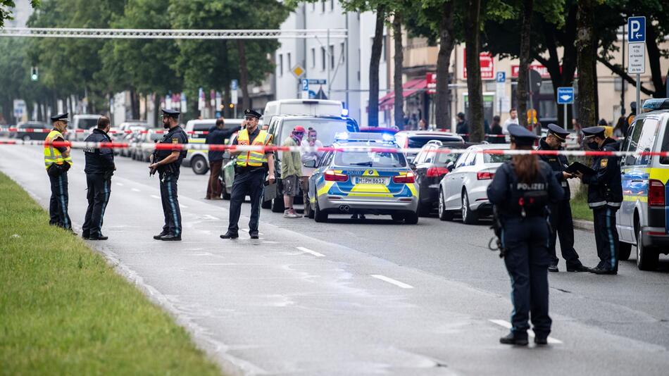 Auto fährt in München in Menschengruppe