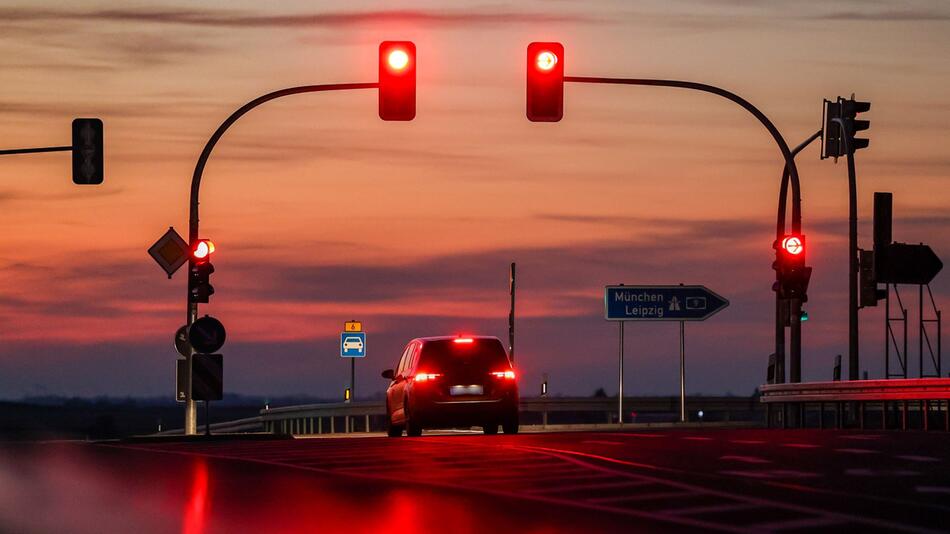 Auto wartet an einer roten Ampel