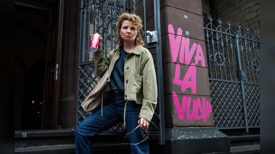 Annette Frier nimmt in "Frier und Fünfzig - Am Ende meiner Tage" ihr eigenes Älterwerden auf die ...